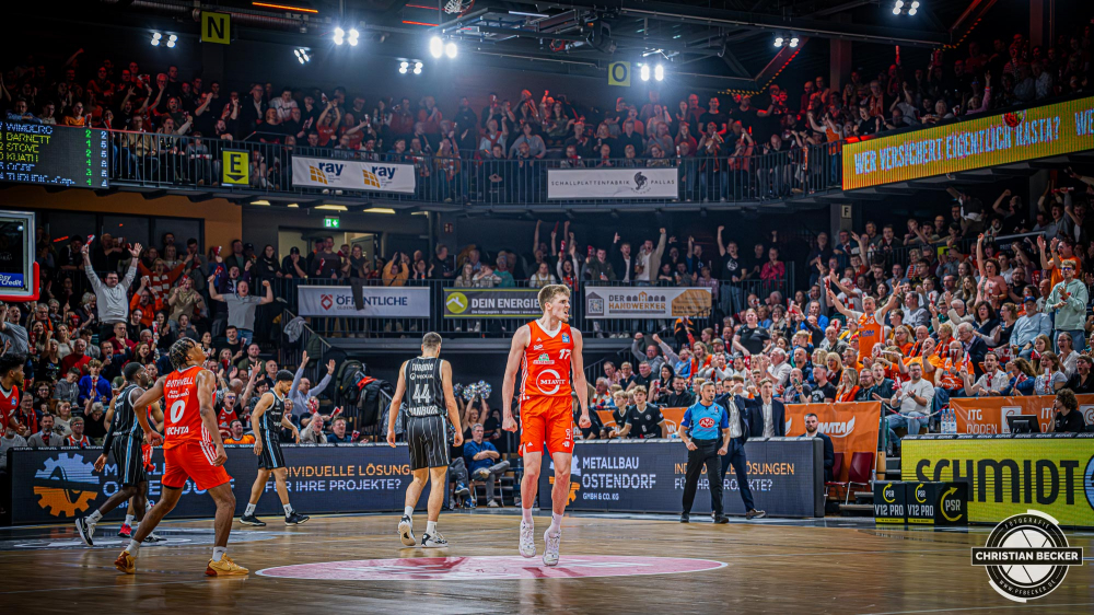 1. Basketball Bundesliga, easyCredit BBL, Saison 2024/2025, Herren, Hauptrunde, 11. Spieltag, 14.12.2024, RASTA Vechta -  Hamburg Towers
Johann Gr&uuml;nloh (#17 - RASTA Vechta) zeigt Emotionen w&auml;hrend der Partie
Schlüsselwörter: 1. Bundesliga;11. Spieltag;14.12.2024;BBL;Basketball;Hamburg;Hauptrunde;Liga;RASTA;RASTA Dome;Saison 2024/2025;Towers;Vechta;easycredit