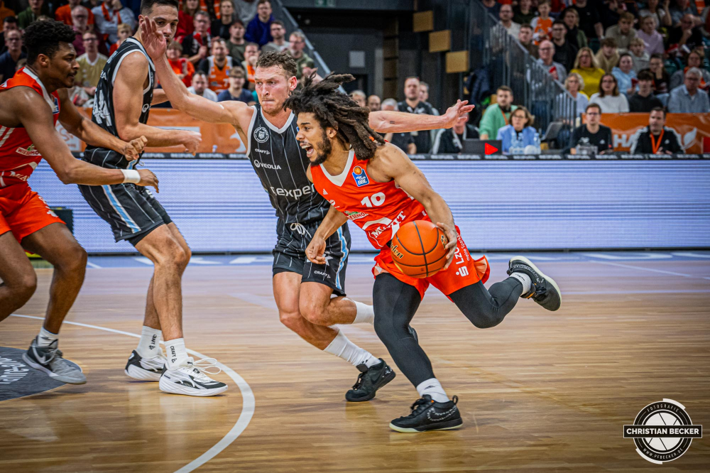 1. Basketball Bundesliga, easyCredit BBL, Saison 2024/2025, Herren, Hauptrunde, 11. Spieltag, 14.12.2024, RASTA Vechta -  Hamburg Towers
Tyger Campbell (#10 - RASTA Vechta) in Aktion
Schlüsselwörter: 1. Bundesliga;11. Spieltag;14.12.2024;BBL;Basketball;Hamburg;Hauptrunde;Liga;RASTA;RASTA Dome;Saison 2024/2025;Towers;Vechta;easycredit