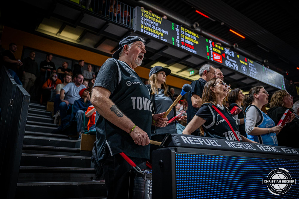 1. Basketball Bundesliga, easyCredit BBL, Saison 2024/2025, Herren, Hauptrunde, 11. Spieltag, 14.12.2024, RASTA Vechta -  Hamburg Towers
Die Fans der Hamburg Towers w&auml;hrend der Partie
Schlüsselwörter: 1. Bundesliga;11. Spieltag;14.12.2024;BBL;Basketball;Hamburg;Hauptrunde;Liga;RASTA;RASTA Dome;Saison 2024/2025;Towers;Vechta;easycredit