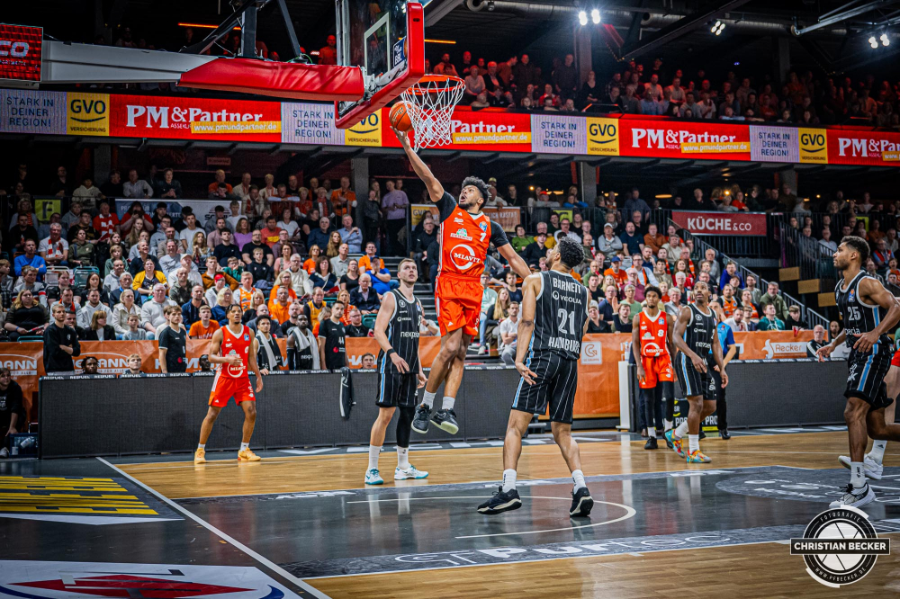 1. Basketball Bundesliga, easyCredit BBL, Saison 2024/2025, Herren, Hauptrunde, 11. Spieltag, 14.12.2024, RASTA Vechta -  Hamburg Towers
Jayden Gardner (#1 - RASTA Vechta) beim Korbleger
Schlüsselwörter: 1. Bundesliga;11. Spieltag;14.12.2024;BBL;Basketball;Hamburg;Hauptrunde;Liga;RASTA;RASTA Dome;Saison 2024/2025;Towers;Vechta;easycredit