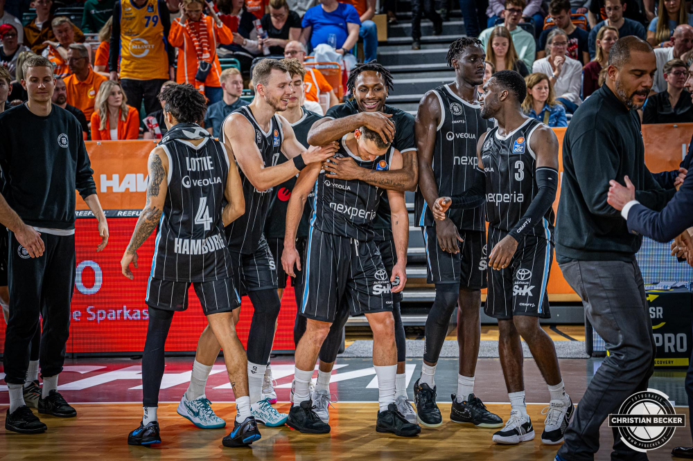 1. Basketball Bundesliga, easyCredit BBL, Saison 2024/2025, Herren, Hauptrunde, 11. Spieltag, 14.12.2024, RASTA Vechta -  Hamburg Towers
Das Team der Hamburg Towers nach der Partie
Schlüsselwörter: 1. Bundesliga;11. Spieltag;14.12.2024;BBL;Basketball;Hamburg;Hauptrunde;Liga;RASTA;RASTA Dome;Saison 2024/2025;Towers;Vechta;easycredit