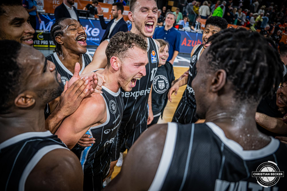 1. Basketball Bundesliga, easyCredit BBL, Saison 2024/2025, Herren, Hauptrunde, 11. Spieltag, 14.12.2024, RASTA Vechta -  Hamburg Towers
Das Team der Hamburg Towers zeigt Emotionen nach der Partie
Schlüsselwörter: 1. Bundesliga;11. Spieltag;14.12.2024;BBL;Basketball;Hamburg;Hauptrunde;Liga;RASTA;RASTA Dome;Saison 2024/2025;Towers;Vechta;easycredit