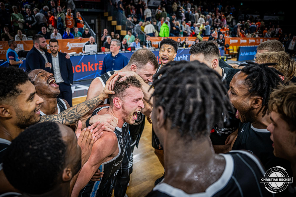 1. Basketball Bundesliga, easyCredit BBL, Saison 2024/2025, Herren, Hauptrunde, 11. Spieltag, 14.12.2024, RASTA Vechta -  Hamburg Towers
Das Team der Hamburg Towers zeigt Emotionen nach der Partie
Schlüsselwörter: 1. Bundesliga;11. Spieltag;14.12.2024;BBL;Basketball;Hamburg;Hauptrunde;Liga;RASTA;RASTA Dome;Saison 2024/2025;Towers;Vechta;easycredit