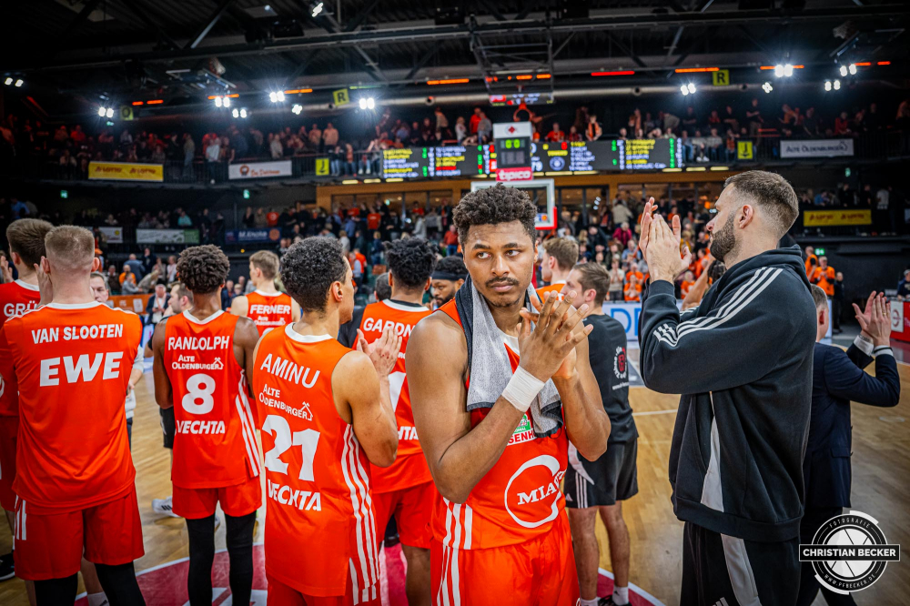 1. Basketball Bundesliga, easyCredit BBL, Saison 2024/2025, Herren, Hauptrunde, 11. Spieltag, 14.12.2024, RASTA Vechta -  Hamburg Towers
Das Team von RASTA Vechta nach der Partie
Schlüsselwörter: 1. Bundesliga;11. Spieltag;14.12.2024;BBL;Basketball;Hamburg;Hauptrunde;Liga;RASTA;RASTA Dome;Saison 2024/2025;Towers;Vechta;easycredit