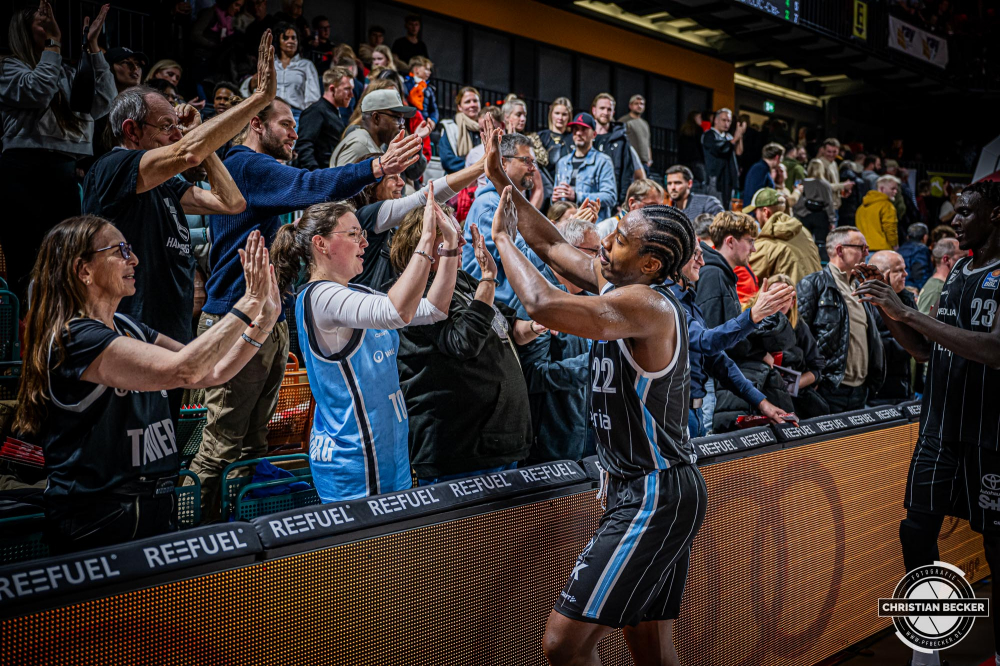 1. Basketball Bundesliga, easyCredit BBL, Saison 2024/2025, Herren, Hauptrunde, 11. Spieltag, 14.12.2024, RASTA Vechta -  Hamburg Towers
Johnathan Stove (#22 - Hamburg Towers) beim abklatschen der Fans
Schlüsselwörter: 1. Bundesliga;11. Spieltag;14.12.2024;BBL;Basketball;Hamburg;Hauptrunde;Liga;RASTA;RASTA Dome;Saison 2024/2025;Towers;Vechta;easycredit