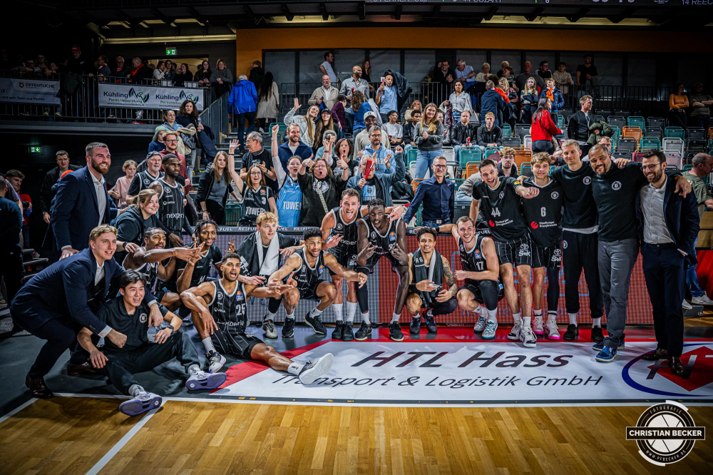 1. Basketball Bundesliga, easyCredit BBL, Saison 2024/2025, Herren, Hauptrunde, 11. Spieltag, 14.12.2024, RASTA Vechta -  Hamburg Towers
Das Team der Hamburg Towers und seine Fans zeigen Emotionen nach der Partie
Schlüsselwörter: 1. Bundesliga;11. Spieltag;14.12.2024;BBL;Basketball;Hamburg;Hauptrunde;Liga;RASTA;RASTA Dome;Saison 2024/2025;Towers;Vechta;easycredit