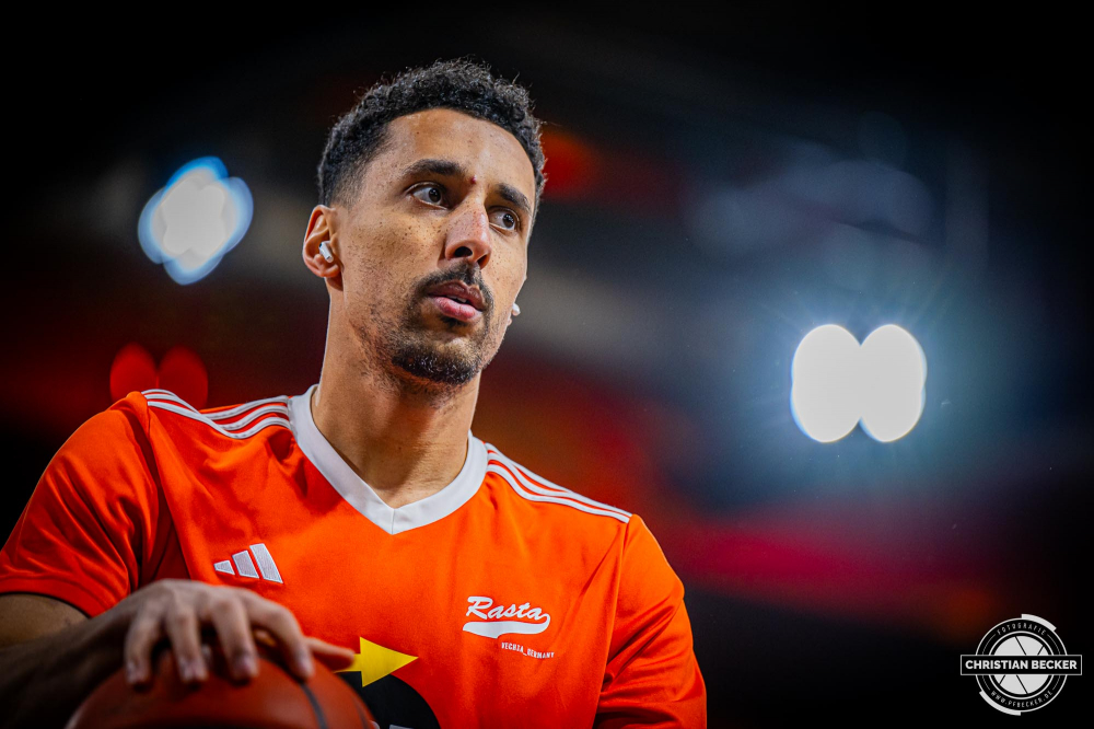 1. Basketball Bundesliga, easyCredit BBL, Saison 2024/2025, Herren, Hauptrunde, 14. Spieltag, 29.12.2024, RASTA Vechta -  EWE Baskets Oldenburg
Joel Aminu (#21 - RASTA Vechta) vor der Partie
Schlüsselwörter: 1. Bundesliga;14. Spieltag;29.12.2024;BBL;Basketball;Baskets;EWE;Hauptrunde;Liga;Oldenburg;RASTA;RASTA Dome;Saison 2024/2025;Vechta;easycredit
