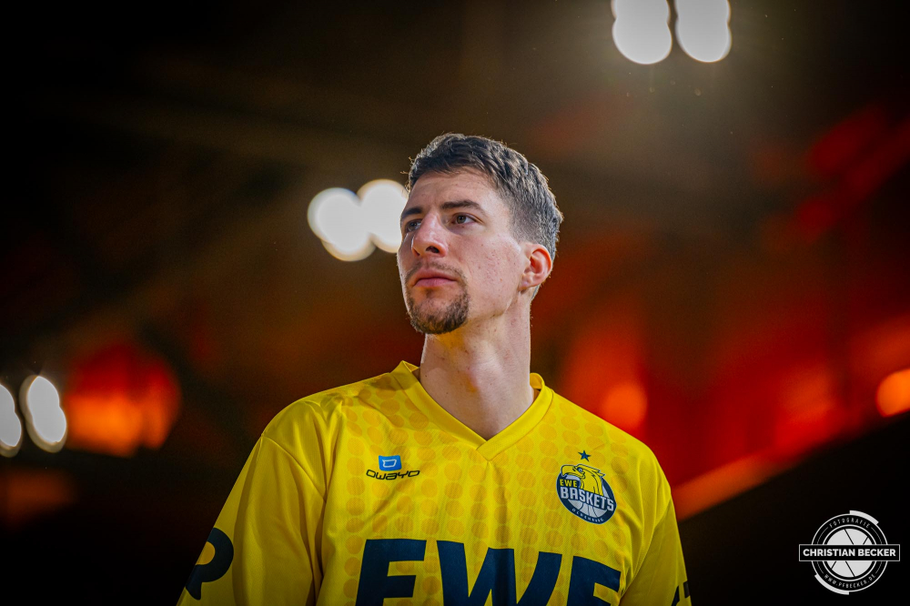 1. Basketball Bundesliga, easyCredit BBL, Saison 2024/2025, Herren, Hauptrunde, 14. Spieltag, 29.12.2024, RASTA Vechta -  EWE Baskets Oldenburg
Alen Pjanic (#35 - EWE Baskets Oldenburg) vor der Partie
Schlüsselwörter: 1. Bundesliga;14. Spieltag;29.12.2024;BBL;Basketball;Baskets;EWE;Hauptrunde;Liga;Oldenburg;RASTA;RASTA Dome;Saison 2024/2025;Vechta;easycredit