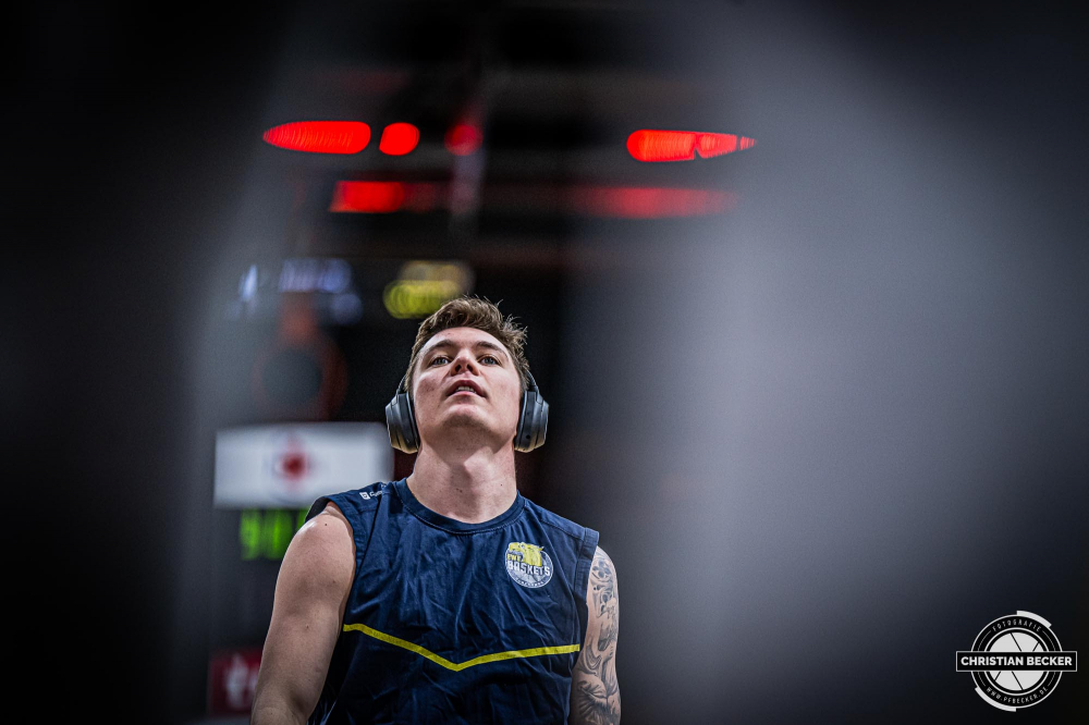 1. Basketball Bundesliga, easyCredit BBL, Saison 2024/2025, Herren, Hauptrunde, 14. Spieltag, 29.12.2024, RASTA Vechta -  EWE Baskets Oldenburg
Justin Jaworski (#11 - EWE Baskets Oldenburg) vor der Partie
Schlüsselwörter: 1. Bundesliga;14. Spieltag;29.12.2024;BBL;Basketball;Baskets;EWE;Hauptrunde;Liga;Oldenburg;RASTA;RASTA Dome;Saison 2024/2025;Vechta;easycredit