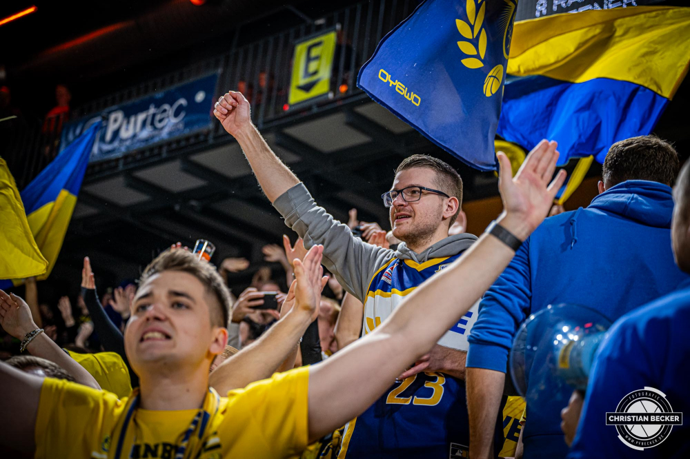 1. Basketball Bundesliga, easyCredit BBL, Saison 2024/2025, Herren, Hauptrunde, 14. Spieltag, 29.12.2024, RASTA Vechta -  EWE Baskets Oldenburg
Die Fans der EWE Baskets Oldenburg vor der Partie
Schlüsselwörter: 1. Bundesliga;14. Spieltag;29.12.2024;BBL;Basketball;Baskets;EWE;Hauptrunde;Liga;Oldenburg;RASTA;RASTA Dome;Saison 2024/2025;Vechta;easycredit