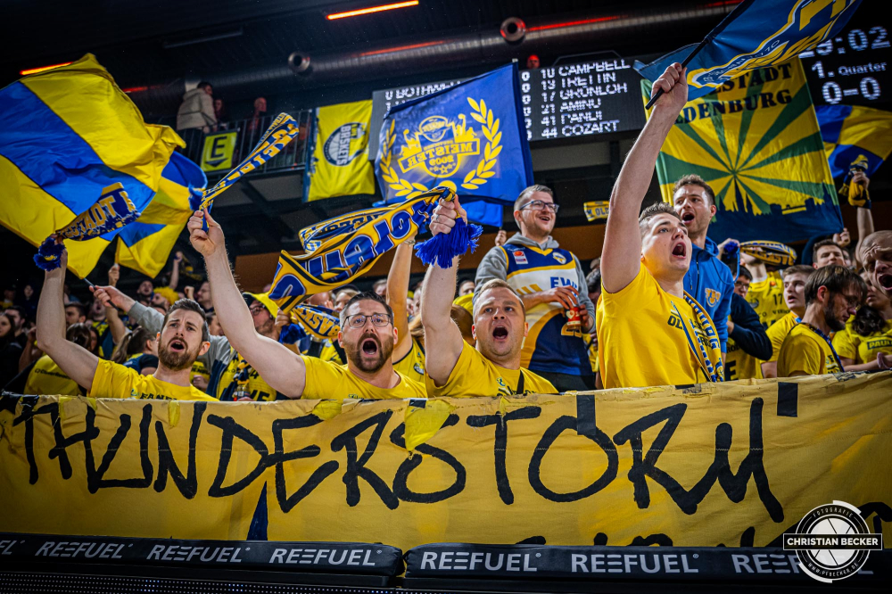 1. Basketball Bundesliga, easyCredit BBL, Saison 2024/2025, Herren, Hauptrunde, 14. Spieltag, 29.12.2024, RASTA Vechta -  EWE Baskets Oldenburg
Die Fans der EWE Baskets Oldenburg vor der Partie
Schlüsselwörter: 1. Bundesliga;14. Spieltag;29.12.2024;BBL;Basketball;Baskets;EWE;Hauptrunde;Liga;Oldenburg;RASTA;RASTA Dome;Saison 2024/2025;Vechta;easycredit