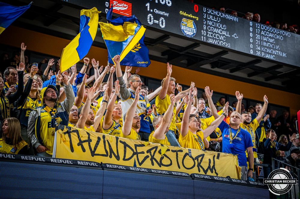 1. Basketball Bundesliga, easyCredit BBL, Saison 2024/2025, Herren, Hauptrunde, 14. Spieltag, 29.12.2024, RASTA Vechta -  EWE Baskets Oldenburg
Die Fans der EWE Baskets Oldenburg vor der Partie
Schlüsselwörter: 1. Bundesliga;14. Spieltag;29.12.2024;BBL;Basketball;Baskets;EWE;Hauptrunde;Liga;Oldenburg;RASTA;RASTA Dome;Saison 2024/2025;Vechta;easycredit