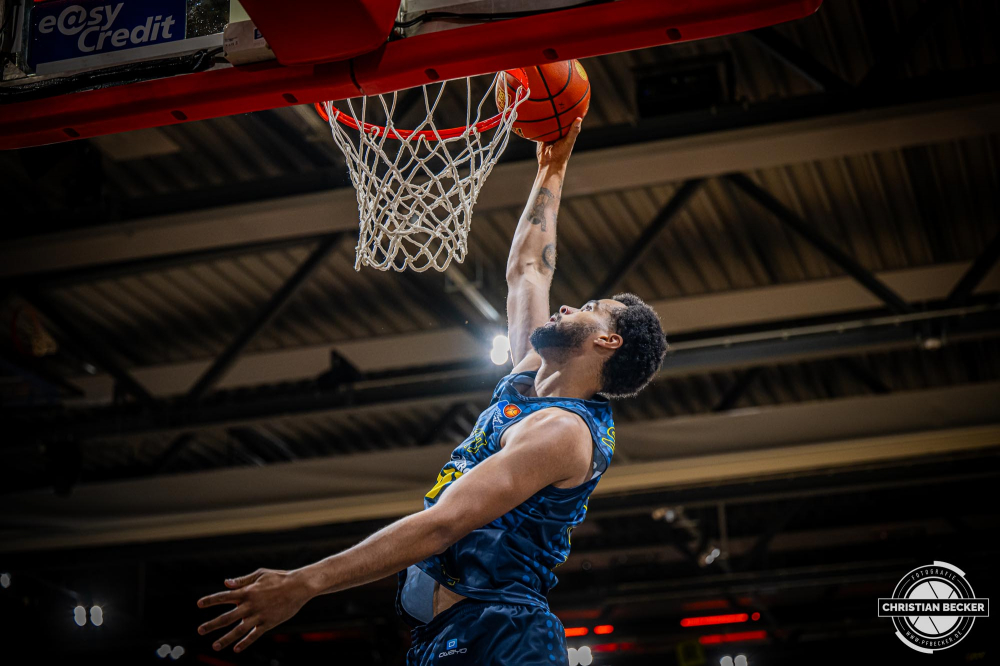 1. Basketball Bundesliga, easyCredit BBL, Saison 2024/2025, Herren, Hauptrunde, 14. Spieltag, 29.12.2024, RASTA Vechta -  EWE Baskets Oldenburg
Norris Agbakoko (#17 - EWE Baskets Oldenburg) beim Dunk
Schlüsselwörter: 1. Bundesliga;14. Spieltag;29.12.2024;BBL;Basketball;Baskets;EWE;Hauptrunde;Liga;Oldenburg;RASTA;RASTA Dome;Saison 2024/2025;Vechta;easycredit