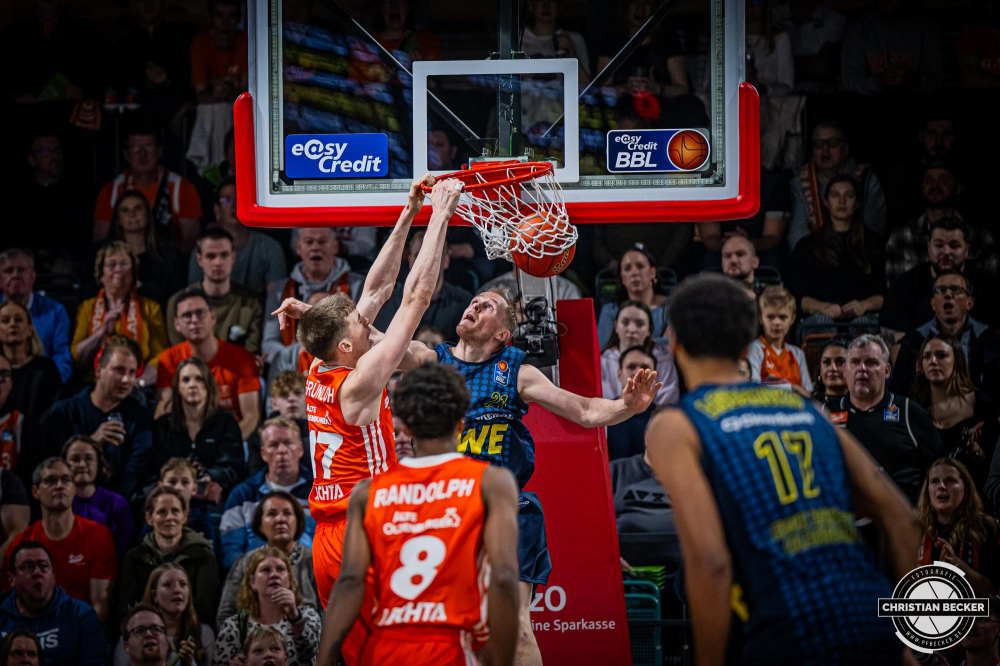 1. Basketball Bundesliga, easyCredit BBL, Saison 2024/2025, Herren, Hauptrunde, 14. Spieltag, 29.12.2024, RASTA Vechta -  EWE Baskets Oldenburg
Johann Gr&uuml;nloh (#17 - RASTA Vechta) beim Dunk &uuml;ber Seth Hinrichs (#21 - EWE Baskets Oldenburg)
Schlüsselwörter: 1. Bundesliga;14. Spieltag;29.12.2024;BBL;Basketball;Baskets;EWE;Hauptrunde;Liga;Oldenburg;RASTA;RASTA Dome;Saison 2024/2025;Vechta;easycredit