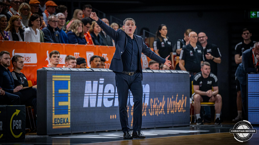 1. Basketball Bundesliga, easyCredit BBL, Saison 2024/2025, Herren, Hauptrunde, 14. Spieltag, 29.12.2024, RASTA Vechta -  EWE Baskets Oldenburg
Martin Schiller (Headcoach - RASTA Vechta) w&auml;hrend der Partie
Schlüsselwörter: 1. Bundesliga;14. Spieltag;29.12.2024;BBL;Basketball;Baskets;EWE;Hauptrunde;Liga;Oldenburg;RASTA;RASTA Dome;Saison 2024/2025;Vechta;easycredit