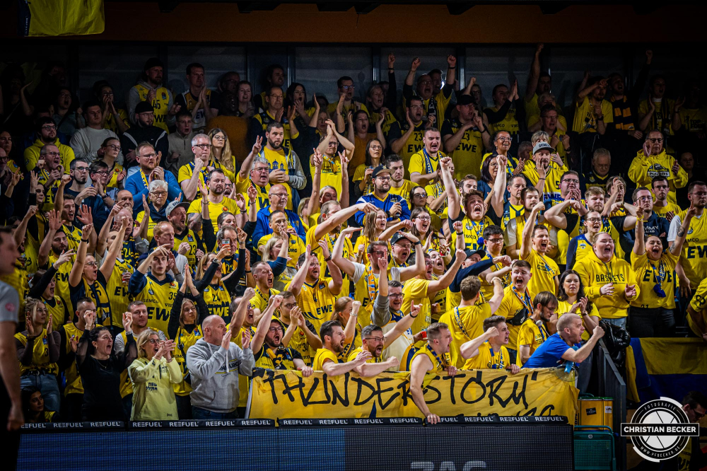 1. Basketball Bundesliga, easyCredit BBL, Saison 2024/2025, Herren, Hauptrunde, 14. Spieltag, 29.12.2024, RASTA Vechta -  EWE Baskets Oldenburg
Die Fans der EWE Baskets Oldenburg w&auml;hrend der Partie
Schlüsselwörter: 1. Bundesliga;14. Spieltag;29.12.2024;BBL;Basketball;Baskets;EWE;Hauptrunde;Liga;Oldenburg;RASTA;RASTA Dome;Saison 2024/2025;Vechta;easycredit