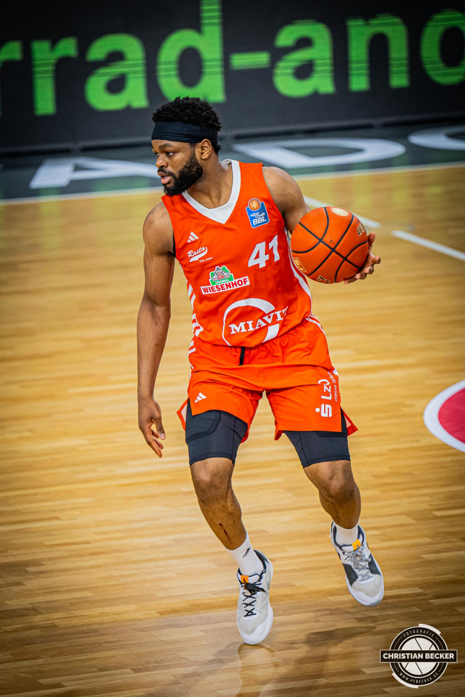 1. Basketball Bundesliga, easyCredit BBL, Saison 2024/2025, Herren, Hauptrunde, 14. Spieltag, 29.12.2024, RASTA Vechta -  EWE Baskets Oldenburg
Lloyd Pandi (#41 - RASTA Vechta) in Aktion
Schlüsselwörter: 1. Bundesliga;14. Spieltag;29.12.2024;BBL;Basketball;Baskets;EWE;Hauptrunde;Liga;Oldenburg;RASTA;RASTA Dome;Saison 2024/2025;Vechta;easycredit