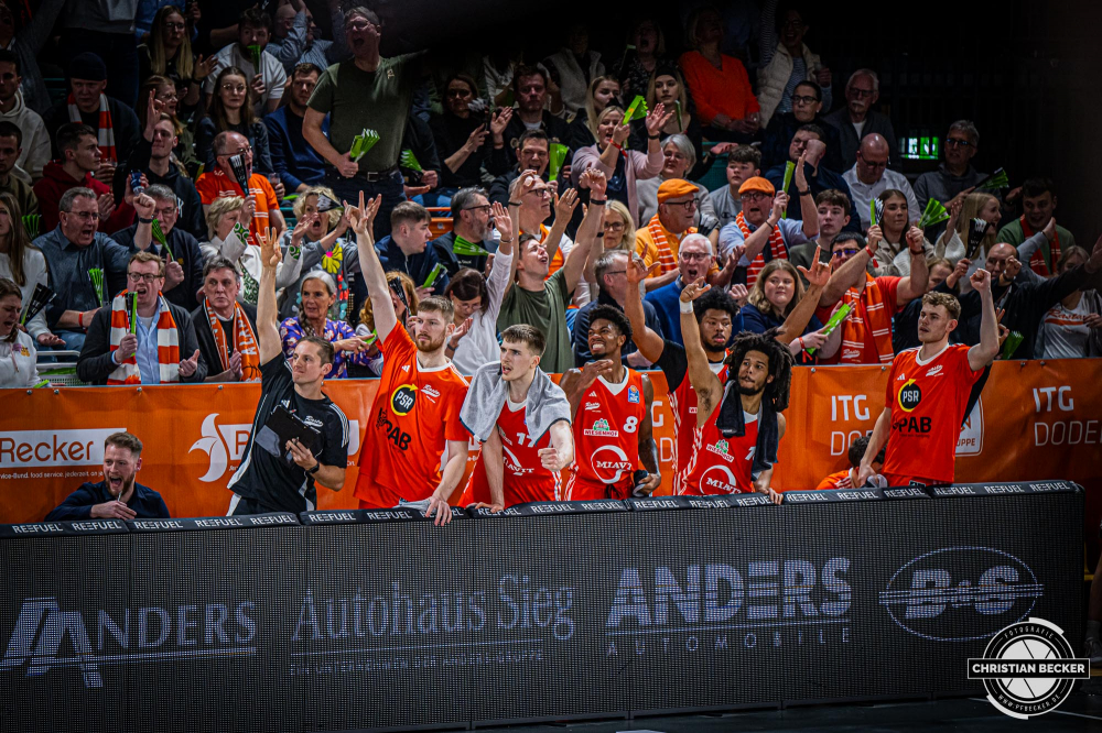 1. Basketball Bundesliga, easyCredit BBL, Saison 2024/2025, Herren, Hauptrunde, 14. Spieltag, 29.12.2024, RASTA Vechta -  EWE Baskets Oldenburg
Das Team von RASTA Vechta zeigt Emotionen w&auml;hrend der Partie
Schlüsselwörter: 1. Bundesliga;14. Spieltag;29.12.2024;BBL;Basketball;Baskets;EWE;Hauptrunde;Liga;Oldenburg;RASTA;RASTA Dome;Saison 2024/2025;Vechta;easycredit