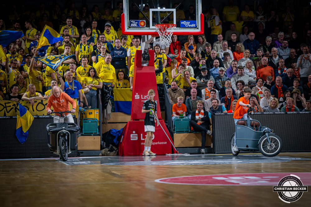 1. Basketball Bundesliga, easyCredit BBL, Saison 2024/2025, Herren, Hauptrunde, 14. Spieltag, 29.12.2024, RASTA Vechta -  EWE Baskets Oldenburg
Die Fahrradchallenge von Autohaus Anders
Schlüsselwörter: 1. Bundesliga;14. Spieltag;29.12.2024;BBL;Basketball;Baskets;EWE;Hauptrunde;Liga;Oldenburg;RASTA;RASTA Dome;Saison 2024/2025;Vechta;easycredit