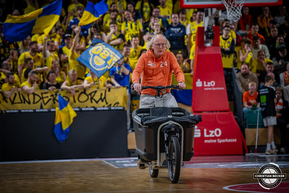 1. Basketball Bundesliga, easyCredit BBL, Saison 2024/2025, Herren, Hauptrunde, 14. Spieltag, 29.12.2024, RASTA Vechta -  EWE Baskets Oldenburg
Die Fahrradchallenge von Autohaus Anders
Schlüsselwörter: 1. Bundesliga;14. Spieltag;29.12.2024;BBL;Basketball;Baskets;EWE;Hauptrunde;Liga;Oldenburg;RASTA;RASTA Dome;Saison 2024/2025;Vechta;easycredit