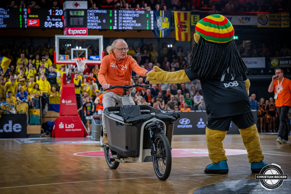 1. Basketball Bundesliga, easyCredit BBL, Saison 2024/2025, Herren, Hauptrunde, 14. Spieltag, 29.12.2024, RASTA Vechta -  EWE Baskets Oldenburg
Die Fahrradchallenge von Autohaus Anders
Schlüsselwörter: 1. Bundesliga;14. Spieltag;29.12.2024;BBL;Basketball;Baskets;EWE;Hauptrunde;Liga;Oldenburg;RASTA;RASTA Dome;Saison 2024/2025;Vechta;easycredit