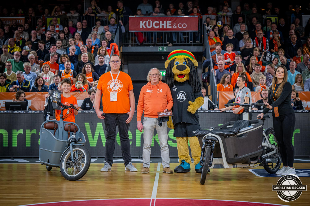 1. Basketball Bundesliga, easyCredit BBL, Saison 2024/2025, Herren, Hauptrunde, 14. Spieltag, 29.12.2024, RASTA Vechta -  EWE Baskets Oldenburg
Die Fahrradchallenge von Autohaus Anders
Schlüsselwörter: 1. Bundesliga;14. Spieltag;29.12.2024;BBL;Basketball;Baskets;EWE;Hauptrunde;Liga;Oldenburg;RASTA;RASTA Dome;Saison 2024/2025;Vechta;easycredit