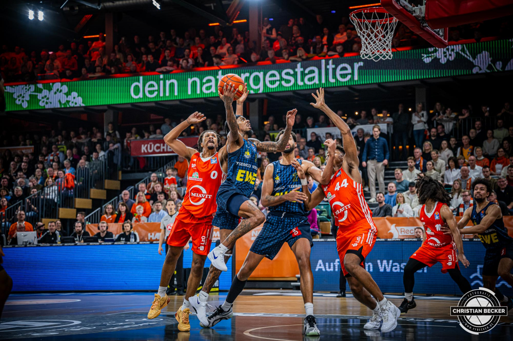 1. Basketball Bundesliga, easyCredit BBL, Saison 2024/2025, Herren, Hauptrunde, 14. Spieltag, 29.12.2024, RASTA Vechta -  EWE Baskets Oldenburg
Ty Nichols (#5 - EWE Baskets Oldenburg) beim Korbleger
Schlüsselwörter: 1. Bundesliga;14. Spieltag;29.12.2024;BBL;Basketball;Baskets;EWE;Hauptrunde;Liga;Oldenburg;RASTA;RASTA Dome;Saison 2024/2025;Vechta;easycredit