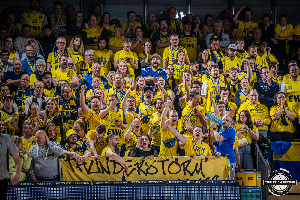 1. Basketball Bundesliga, easyCredit BBL, Saison 2024/2025, Herren, Hauptrunde, 14. Spieltag, 29.12.2024, RASTA Vechta -  EWE Baskets Oldenburg
Die Fans der EWE Baskets Oldenburg w&auml;hrend der Partie
Schlüsselwörter: 1. Bundesliga;14. Spieltag;29.12.2024;BBL;Basketball;Baskets;EWE;Hauptrunde;Liga;Oldenburg;RASTA;RASTA Dome;Saison 2024/2025;Vechta;easycredit