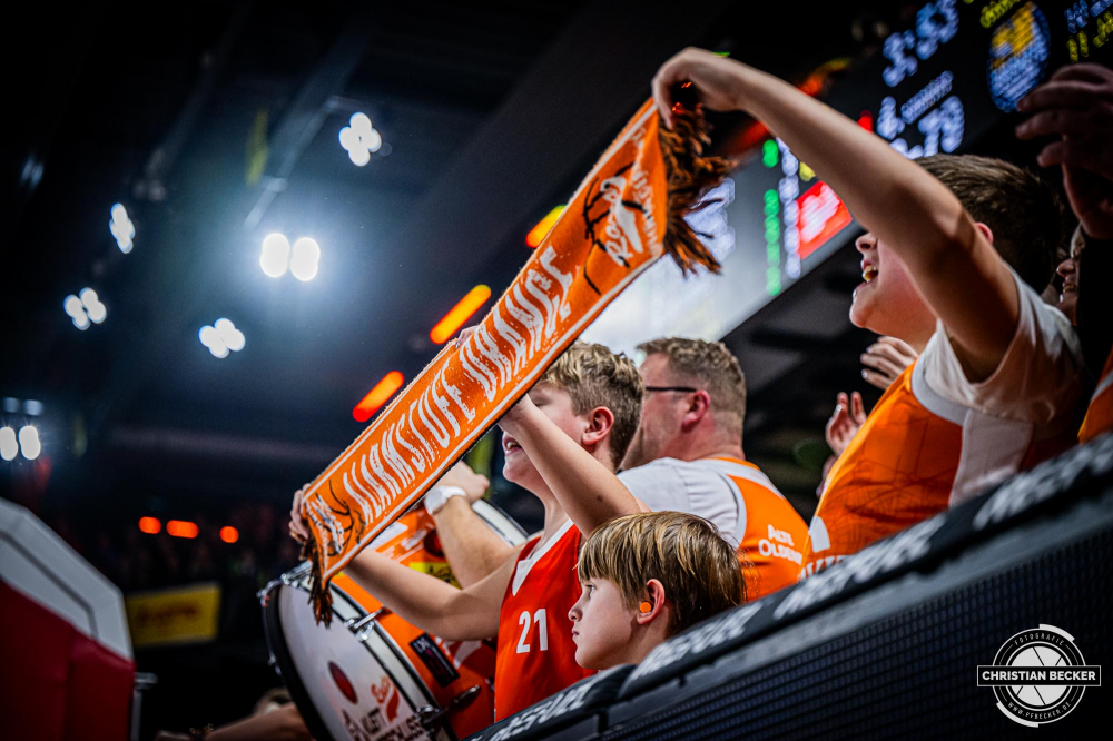 1. Basketball Bundesliga, easyCredit BBL, Saison 2024/2025, Herren, Hauptrunde, 14. Spieltag, 29.12.2024, RASTA Vechta -  EWE Baskets Oldenburg
Die Fans von RASTA Vechta w&auml;hrend der Partie
Schlüsselwörter: 1. Bundesliga;14. Spieltag;29.12.2024;BBL;Basketball;Baskets;EWE;Hauptrunde;Liga;Oldenburg;RASTA;RASTA Dome;Saison 2024/2025;Vechta;easycredit