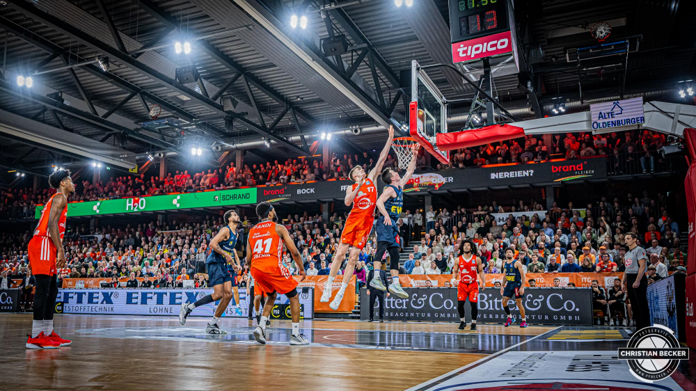 1. Basketball Bundesliga, easyCredit BBL, Saison 2024/2025, Herren, Hauptrunde, 14. Spieltag, 29.12.2024, RASTA Vechta -  EWE Baskets Oldenburg
Justin Jaworski (#11 - EWE Baskets Oldenburg) beim Korbleger gegen Johann Gr&uuml;nloh (#17 - RASTA Vechta)
Schlüsselwörter: 1. Bundesliga;14. Spieltag;29.12.2024;BBL;Basketball;Baskets;EWE;Hauptrunde;Liga;Oldenburg;RASTA;RASTA Dome;Saison 2024/2025;Vechta;easycredit