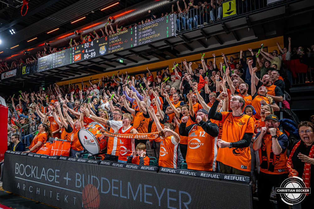 1. Basketball Bundesliga, easyCredit BBL, Saison 2024/2025, Herren, Hauptrunde, 14. Spieltag, 29.12.2024, RASTA Vechta -  EWE Baskets Oldenburg
Klettverschluss (Fanclub - RASTA Vechta) zeigt Emotionen w&auml;hrend der Partie
Schlüsselwörter: 1. Bundesliga;14. Spieltag;29.12.2024;BBL;Basketball;Baskets;EWE;Hauptrunde;Liga;Oldenburg;RASTA;RASTA Dome;Saison 2024/2025;Vechta;easycredit