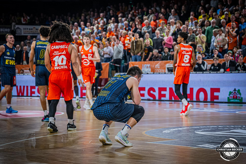 1. Basketball Bundesliga, easyCredit BBL, Saison 2024/2025, Herren, Hauptrunde, 14. Spieltag, 29.12.2024, RASTA Vechta -  EWE Baskets Oldenburg
Justin Jaworski (#11 - EWE Baskets Oldenburg) entt&auml;uscht am Boden
Schlüsselwörter: 1. Bundesliga;14. Spieltag;29.12.2024;BBL;Basketball;Baskets;EWE;Hauptrunde;Liga;Oldenburg;RASTA;RASTA Dome;Saison 2024/2025;Vechta;easycredit