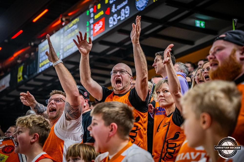 1. Basketball Bundesliga, easyCredit BBL, Saison 2024/2025, Herren, Hauptrunde, 14. Spieltag, 29.12.2024, RASTA Vechta -  EWE Baskets Oldenburg
Die Fans von RASTA Vechta zeigen Emotionen w&auml;hrend der Partie
Schlüsselwörter: 1. Bundesliga;14. Spieltag;29.12.2024;BBL;Basketball;Baskets;EWE;Hauptrunde;Liga;Oldenburg;RASTA;RASTA Dome;Saison 2024/2025;Vechta;easycredit
