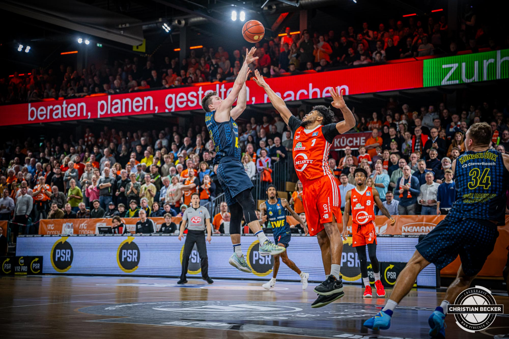 1. Basketball Bundesliga, easyCredit BBL, Saison 2024/2025, Herren, Hauptrunde, 14. Spieltag, 29.12.2024, RASTA Vechta -  EWE Baskets Oldenburg
Justin Jaworski (#11 - EWE Baskets Oldenburg) beim Jumpshot
Schlüsselwörter: 1. Bundesliga;14. Spieltag;29.12.2024;BBL;Basketball;Baskets;EWE;Hauptrunde;Liga;Oldenburg;RASTA;RASTA Dome;Saison 2024/2025;Vechta;easycredit