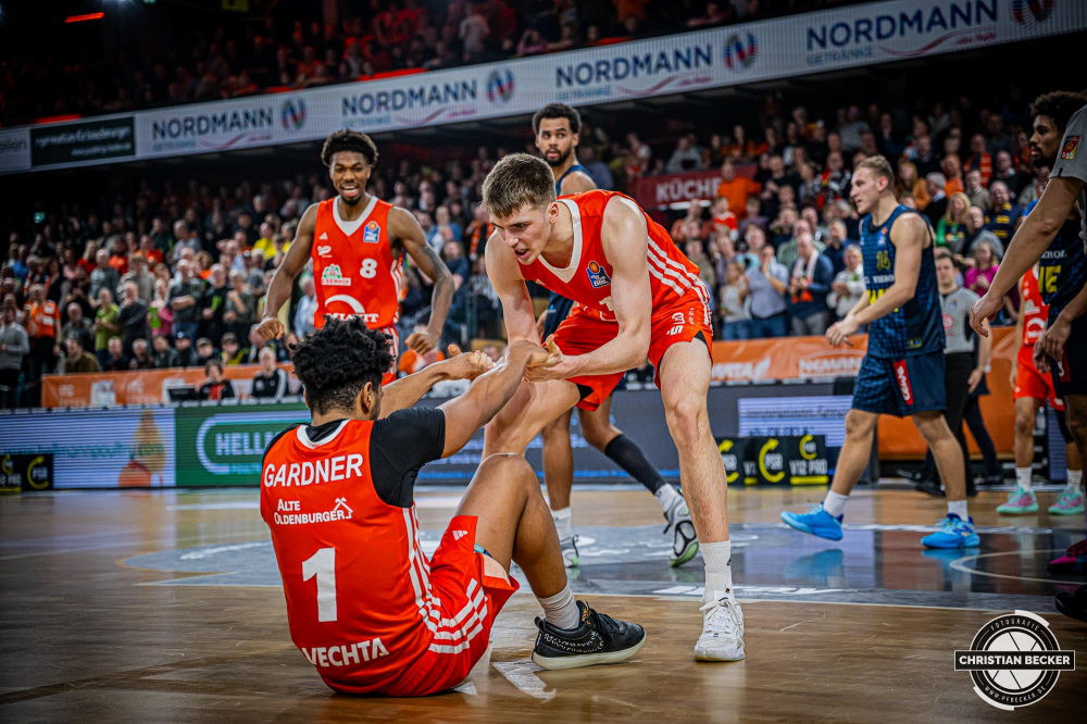 1. Basketball Bundesliga, easyCredit BBL, Saison 2024/2025, Herren, Hauptrunde, 14. Spieltag, 29.12.2024, RASTA Vechta -  EWE Baskets Oldenburg
Johann Gr&uuml;nloh (#17 - RASTA Vechta) und Jayden Gardner (#1 - RASTA Vechta) w&auml;hrend der Partie
Schlüsselwörter: 1. Bundesliga;14. Spieltag;29.12.2024;BBL;Basketball;Baskets;EWE;Hauptrunde;Liga;Oldenburg;RASTA;RASTA Dome;Saison 2024/2025;Vechta;easycredit