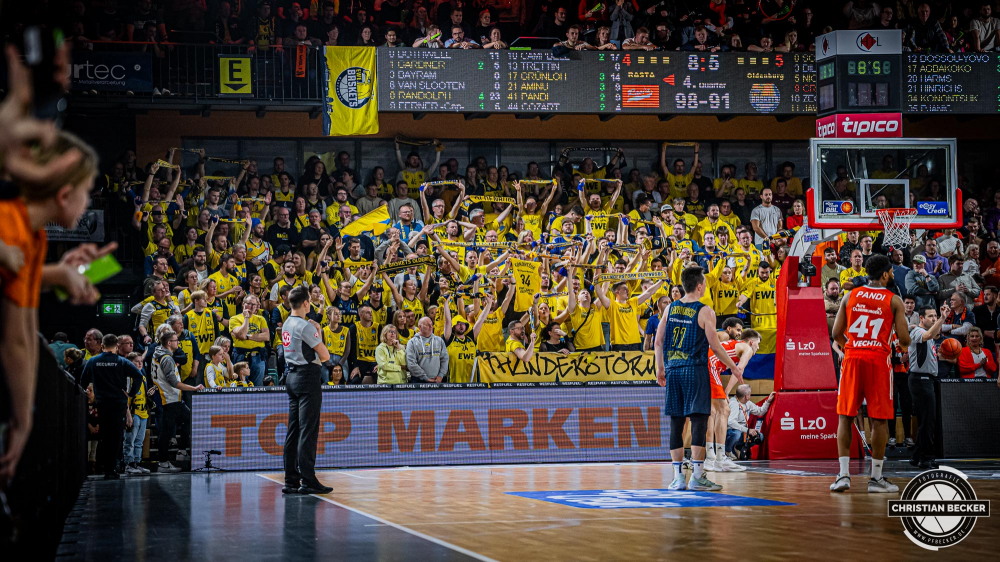 1. Basketball Bundesliga, easyCredit BBL, Saison 2024/2025, Herren, Hauptrunde, 14. Spieltag, 29.12.2024, RASTA Vechta -  EWE Baskets Oldenburg
Die Fans der EWE Baskets Oldenburg w&auml;hrend der Partie
Schlüsselwörter: 1. Bundesliga;14. Spieltag;29.12.2024;BBL;Basketball;Baskets;EWE;Hauptrunde;Liga;Oldenburg;RASTA;RASTA Dome;Saison 2024/2025;Vechta;easycredit