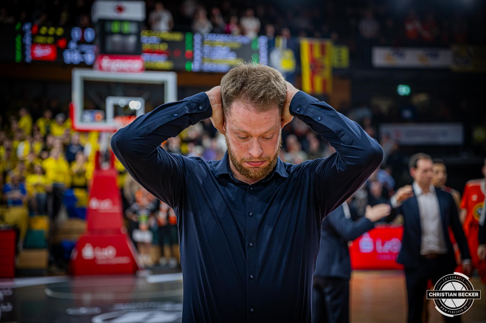 1. Basketball Bundesliga, easyCredit BBL, Saison 2024/2025, Herren, Hauptrunde, 14. Spieltag, 29.12.2024, RASTA Vechta -  EWE Baskets Oldenburg
Marius Graf (Assistent Coach - RASTA Vechta) nach der Partie
Schlüsselwörter: 1. Bundesliga;14. Spieltag;29.12.2024;BBL;Basketball;Baskets;EWE;Hauptrunde;Liga;Oldenburg;RASTA;RASTA Dome;Saison 2024/2025;Vechta;easycredit