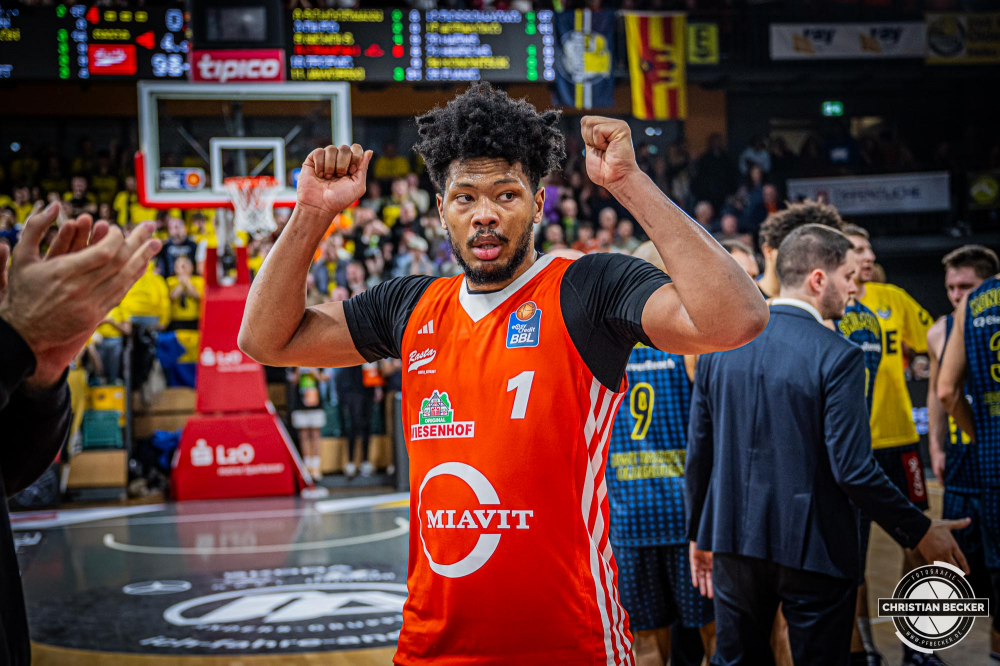 1. Basketball Bundesliga, easyCredit BBL, Saison 2024/2025, Herren, Hauptrunde, 14. Spieltag, 29.12.2024, RASTA Vechta -  EWE Baskets Oldenburg
Jayden Gardner (#1 - RASTA Vechta) nach der Partie
Schlüsselwörter: 1. Bundesliga;14. Spieltag;29.12.2024;BBL;Basketball;Baskets;EWE;Hauptrunde;Liga;Oldenburg;RASTA;RASTA Dome;Saison 2024/2025;Vechta;easycredit