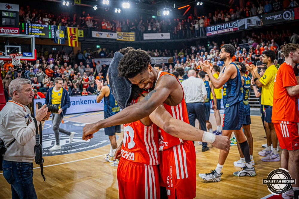 1. Basketball Bundesliga, easyCredit BBL, Saison 2024/2025, Herren, Hauptrunde, 14. Spieltag, 29.12.2024, RASTA Vechta -  EWE Baskets Oldenburg
Brandon Randolph (#8 - RASTA Vechta) und Tyger Campbell (#10 - RASTA Vechta) fallen sich in erleichtert in die Arme
Schlüsselwörter: 1. Bundesliga;14. Spieltag;29.12.2024;BBL;Basketball;Baskets;EWE;Hauptrunde;Liga;Oldenburg;RASTA;RASTA Dome;Saison 2024/2025;Vechta;easycredit