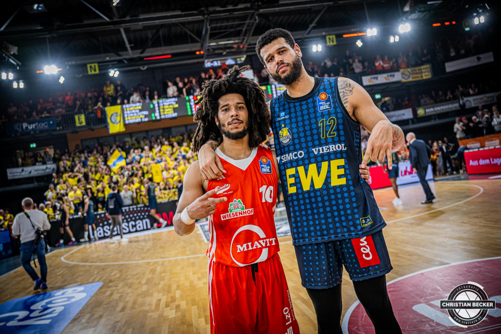 1. Basketball Bundesliga, easyCredit BBL, Saison 2024/2025, Herren, Hauptrunde, 14. Spieltag, 29.12.2024, RASTA Vechta -  EWE Baskets Oldenburg
Tyger Campbell (#10 - RASTA Vechta) und Mathis Dossou-Yovo (#12 - EWE Baskets Oldenburg) nach der Partie
Schlüsselwörter: 1. Bundesliga;14. Spieltag;29.12.2024;BBL;Basketball;Baskets;EWE;Hauptrunde;Liga;Oldenburg;RASTA;RASTA Dome;Saison 2024/2025;Vechta;easycredit