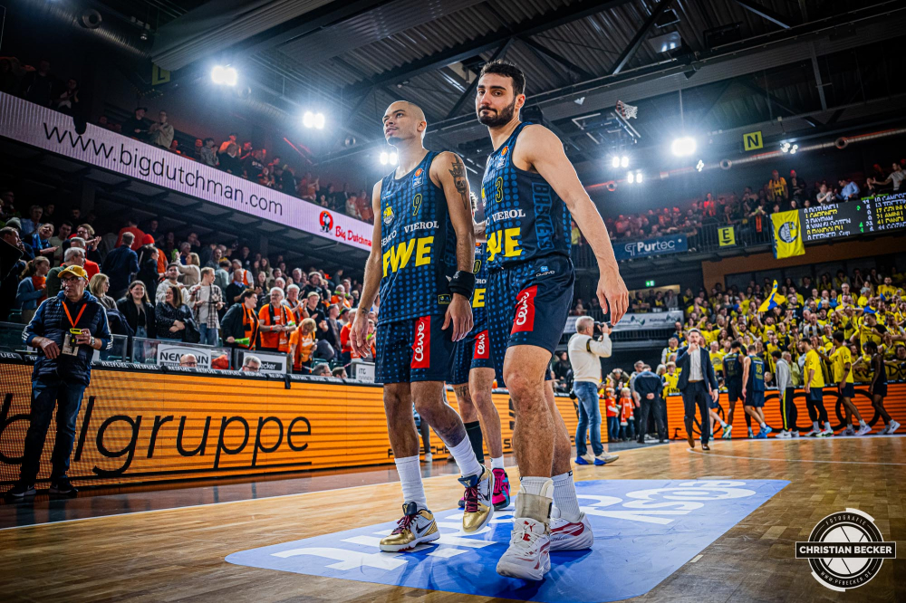 1. Basketball Bundesliga, easyCredit BBL, Saison 2024/2025, Herren, Hauptrunde, 14. Spieltag, 29.12.2024, RASTA Vechta -  EWE Baskets Oldenburg
Geno Crandall (#9 - EWE Baskets Oldenburg) und Maximilian DiLeo (#3 - EWE Baskets Oldenburg) entt&auml;uscht nach der Partie
Schlüsselwörter: 1. Bundesliga;14. Spieltag;29.12.2024;BBL;Basketball;Baskets;EWE;Hauptrunde;Liga;Oldenburg;RASTA;RASTA Dome;Saison 2024/2025;Vechta;easycredit