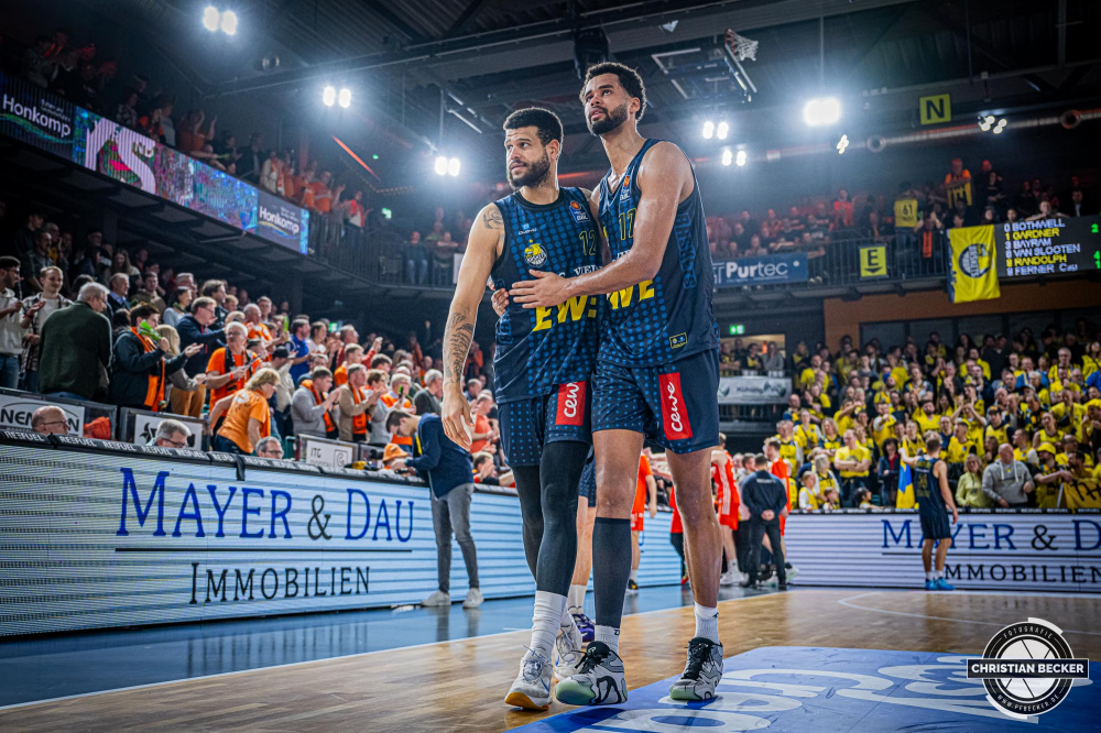 1. Basketball Bundesliga, easyCredit BBL, Saison 2024/2025, Herren, Hauptrunde, 14. Spieltag, 29.12.2024, RASTA Vechta -  EWE Baskets Oldenburg
Mathis Dossou-Yovo (#12 - EWE Baskets Oldenburg) und Norris Agbakoko (#17 - EWE Baskets Oldenburg) entt&auml;uscht nach der Partie
Schlüsselwörter: 1. Bundesliga;14. Spieltag;29.12.2024;BBL;Basketball;Baskets;EWE;Hauptrunde;Liga;Oldenburg;RASTA;RASTA Dome;Saison 2024/2025;Vechta;easycredit