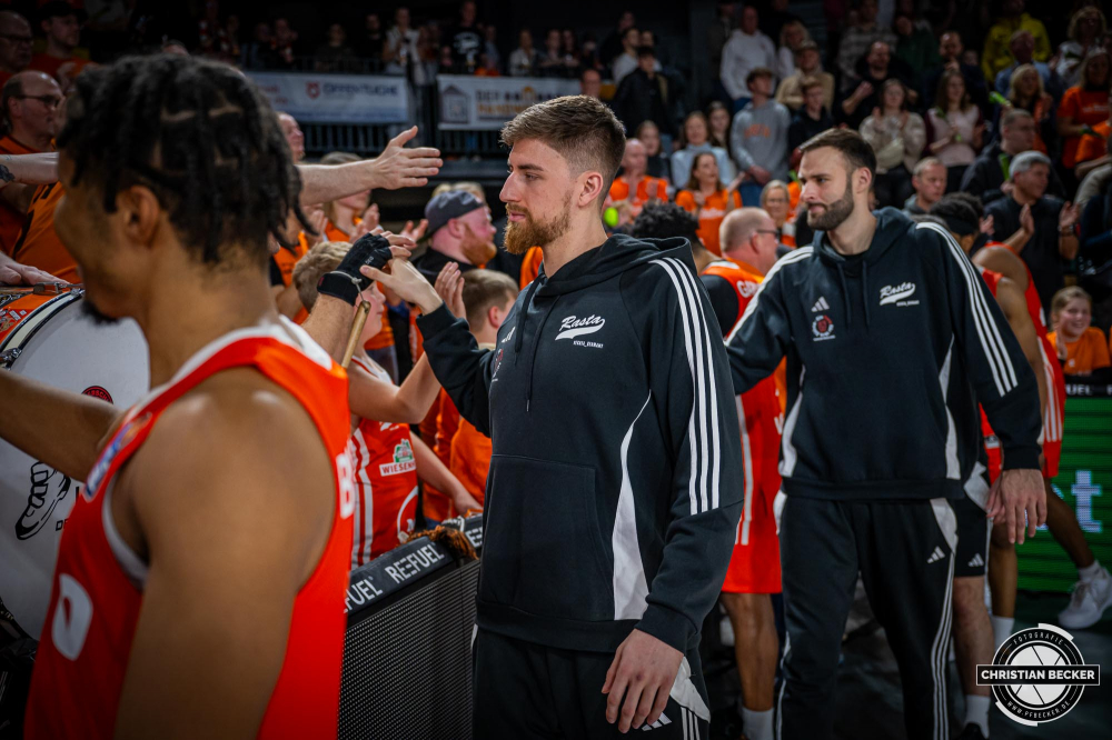 1. Basketball Bundesliga, easyCredit BBL, Saison 2024/2025, Herren, Hauptrunde, 14. Spieltag, 29.12.2024, RASTA Vechta -  EWE Baskets Oldenburg
Ryan Schwieger (#15 - RASTA Vechta) nach der Partie
Schlüsselwörter: 1. Bundesliga;14. Spieltag;29.12.2024;BBL;Basketball;Baskets;EWE;Hauptrunde;Liga;Oldenburg;RASTA;RASTA Dome;Saison 2024/2025;Vechta;easycredit