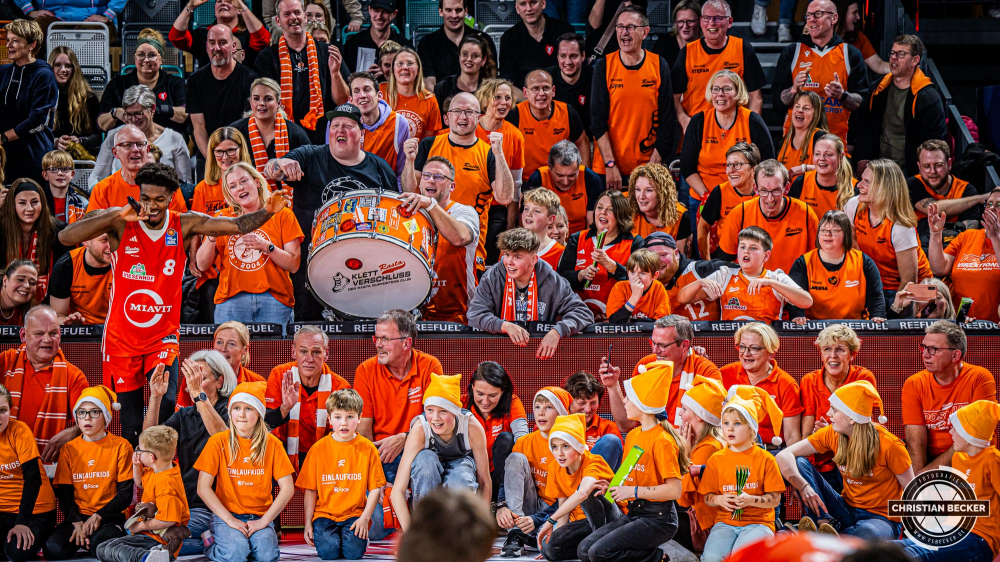 1. Basketball Bundesliga, easyCredit BBL, Saison 2024/2025, Herren, Hauptrunde, 14. Spieltag, 29.12.2024, RASTA Vechta -  EWE Baskets Oldenburg
Brandon Randolph (#8 - RASTA Vechta) mit der Humba Ansprache beim Fanclub von RASTA Vechta
Schlüsselwörter: 1. Bundesliga;14. Spieltag;29.12.2024;BBL;Basketball;Baskets;EWE;Hauptrunde;Liga;Oldenburg;RASTA;RASTA Dome;Saison 2024/2025;Vechta;easycredit