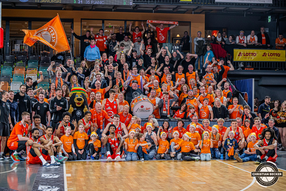 1. Basketball Bundesliga, easyCredit BBL, Saison 2024/2025, Herren, Hauptrunde, 14. Spieltag, 29.12.2024, RASTA Vechta -  EWE Baskets Oldenburg
Das Team von RASTA Vechta und deren Fans nach der Partie
Schlüsselwörter: 1. Bundesliga;14. Spieltag;29.12.2024;BBL;Basketball;Baskets;EWE;Hauptrunde;Liga;Oldenburg;RASTA;RASTA Dome;Saison 2024/2025;Vechta;easycredit