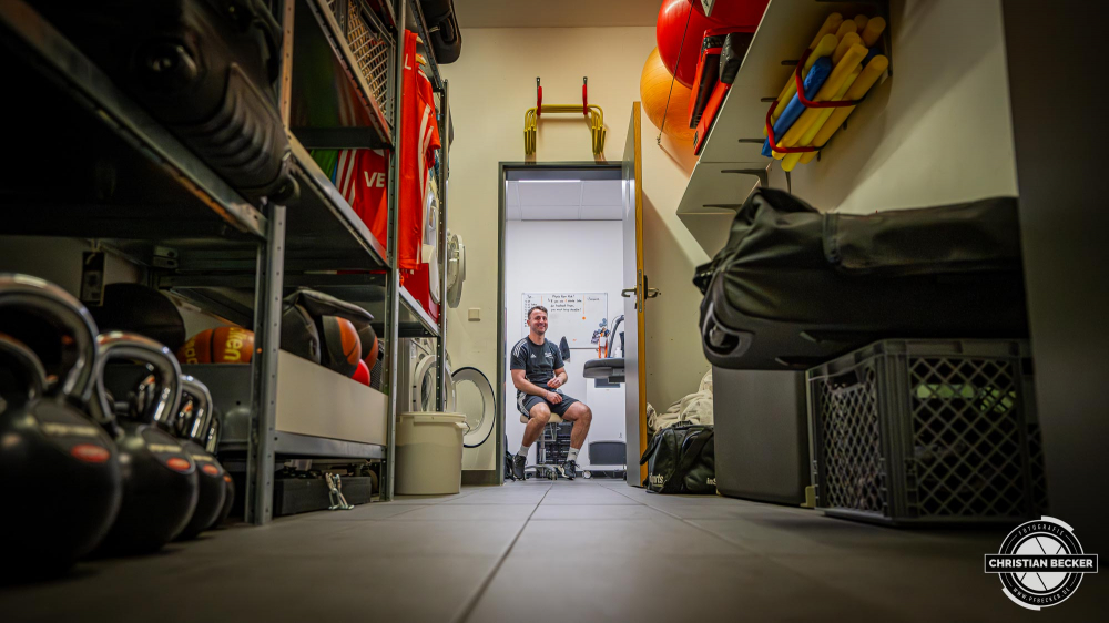 1. Basketball Bundesliga, easyCredit BBL, Saison 2024/2025, Herren, Hauptrunde, 16. Spieltag, 11.01.2025, RASTA Vechta - Syntainics MBC
Hendrik Rahe (Physiotherapeut - RASTA Vechta) vor der Partie
Schlüsselwörter: 1. Bundesliga;11.01.2025;16. Spieltag;BBL;Basketball;Hauptrunde;Liga;MBC;RASTA;RASTA Dome;Saison 2024/2025;Syntainics;Vechta;Weißenfels;easycredit