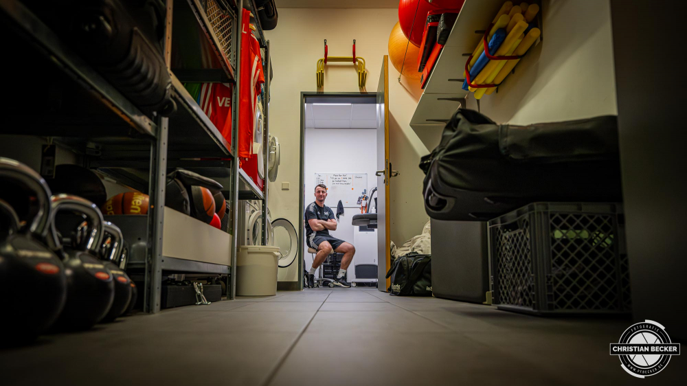 1. Basketball Bundesliga, easyCredit BBL, Saison 2024/2025, Herren, Hauptrunde, 16. Spieltag, 11.01.2025, RASTA Vechta - Syntainics MBC
Hendrik Rahe (Physiotherapeut - RASTA Vechta) vor der Partie
Schlüsselwörter: 1. Bundesliga;11.01.2025;16. Spieltag;BBL;Basketball;Hauptrunde;Liga;MBC;RASTA;RASTA Dome;Saison 2024/2025;Syntainics;Vechta;Weißenfels;easycredit