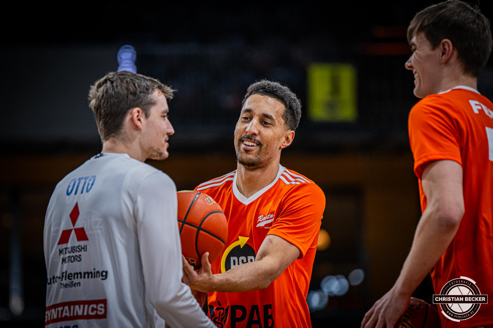 1. Basketball Bundesliga, easyCredit BBL, Saison 2024/2025, Herren, Hauptrunde, 16. Spieltag, 11.01.2025, RASTA Vechta - Syntainics MBC
Joel Aminu (#21 - RASTA Vechta) im Gespräch mit Gianni Otto (#10 - Syntainics MBC)
Schlüsselwörter: 1. Bundesliga;11.01.2025;16. Spieltag;BBL;Basketball;Hauptrunde;Liga;MBC;RASTA;RASTA Dome;Saison 2024/2025;Syntainics;Vechta;Weißenfels;easycredit