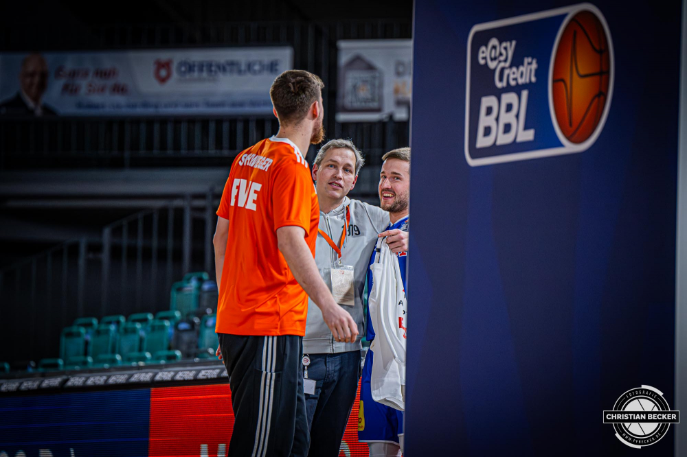 1. Basketball Bundesliga, easyCredit BBL, Saison 2024/2025, Herren, Hauptrunde, 16. Spieltag, 11.01.2025, RASTA Vechta - Syntainics MBC
Jörn Bente (PR-Manager - RASTA Vechta) im Gespräch mit Spencer Reaves (#31 - Syntainics MBC) und Ryan Schwieger (#15 - RASTA Vechta)
Schlüsselwörter: 1. Bundesliga;11.01.2025;16. Spieltag;BBL;Basketball;Hauptrunde;Liga;MBC;RASTA;RASTA Dome;Saison 2024/2025;Syntainics;Vechta;Weißenfels;easycredit