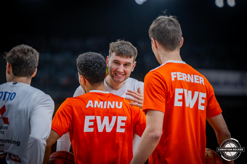 1. Basketball Bundesliga, easyCredit BBL, Saison 2024/2025, Herren, Hauptrunde, 16. Spieltag, 11.01.2025, RASTA Vechta - Syntainics MBC
Daniel Zdravevski (#3 - Syntainics MBC) und Joel Aminu (#21 - RASTA Vechta) vor der Partie
Schlüsselwörter: 1. Bundesliga;11.01.2025;16. Spieltag;BBL;Basketball;Hauptrunde;Liga;MBC;RASTA;RASTA Dome;Saison 2024/2025;Syntainics;Vechta;Weißenfels;easycredit